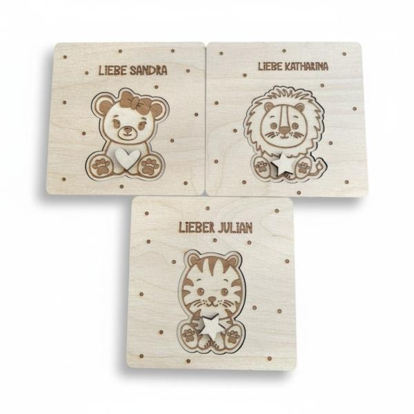 Quadratische Holzkarte aus Birkensperrholz mit herausnehmbarem Tiermotiv und individueller Namensgravur